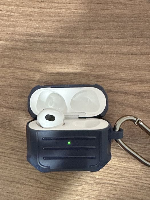 Airpods 3, кейс та лівий навушник