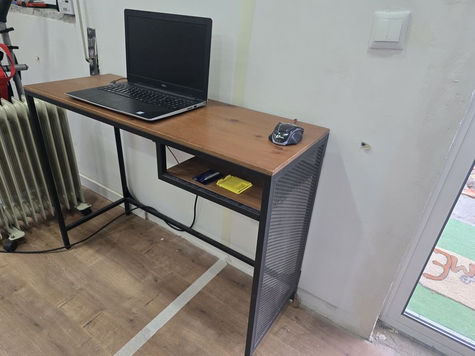 Secretaria básica em ferro e madeira