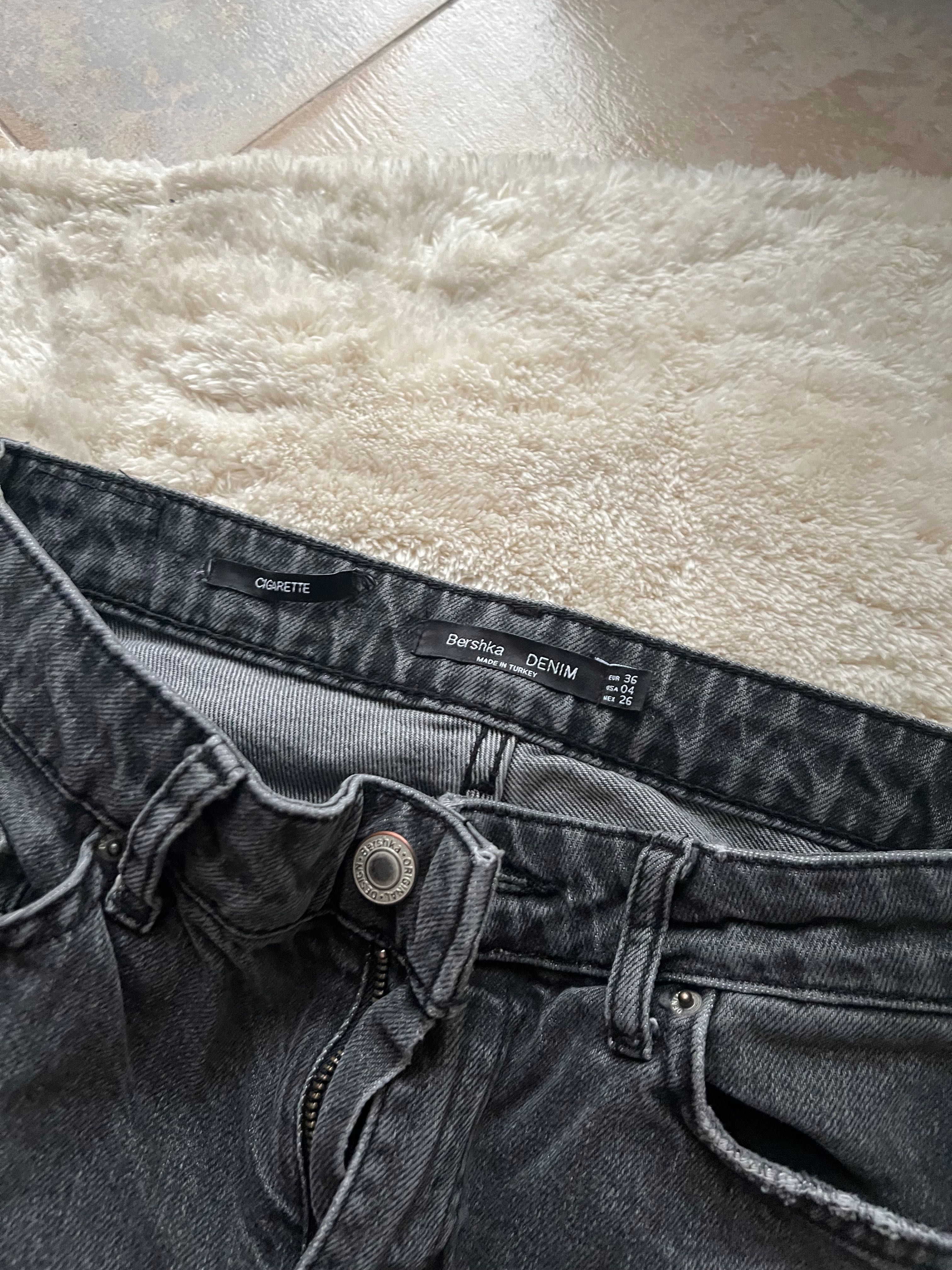 Jeansy szare haftowane Bershka rozmiar XS/S