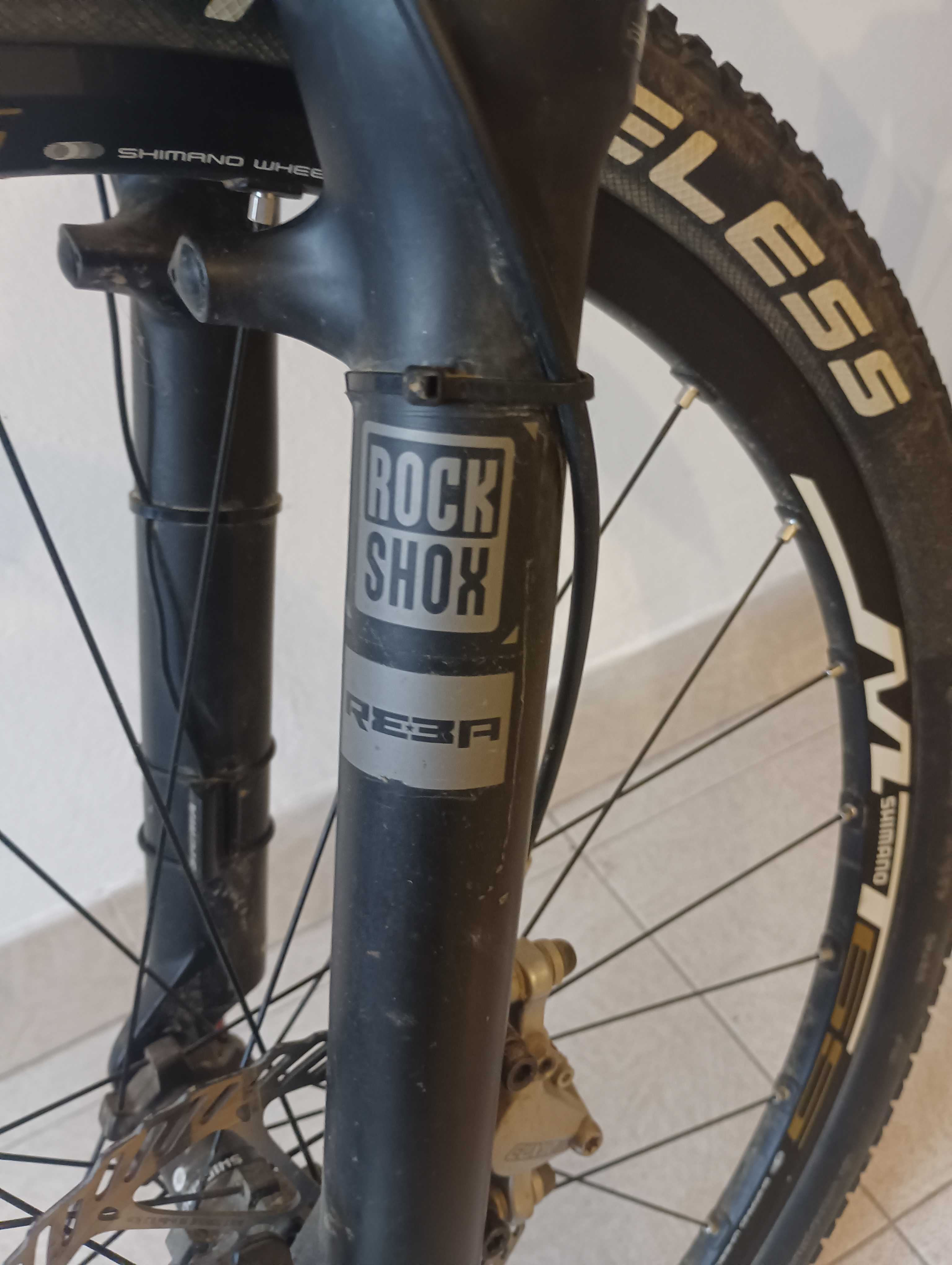 Bicicleta BTT CANYON em fibra de carbono
