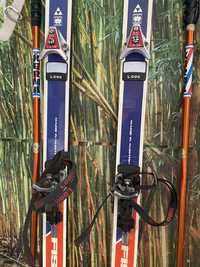 Skis vintage com batons