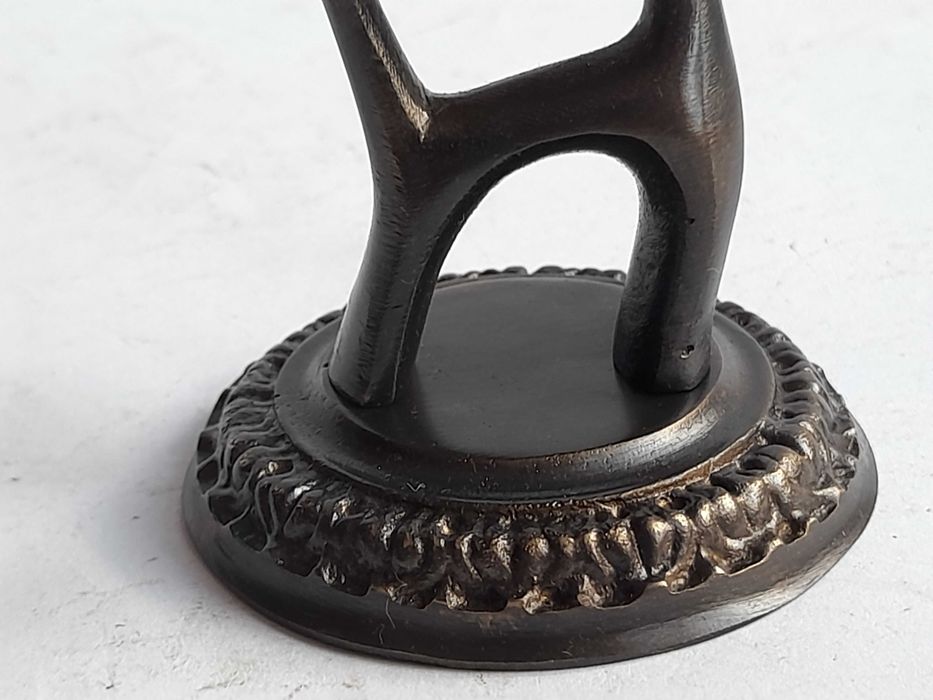 Figurka kot na podstawce (mosiądz)