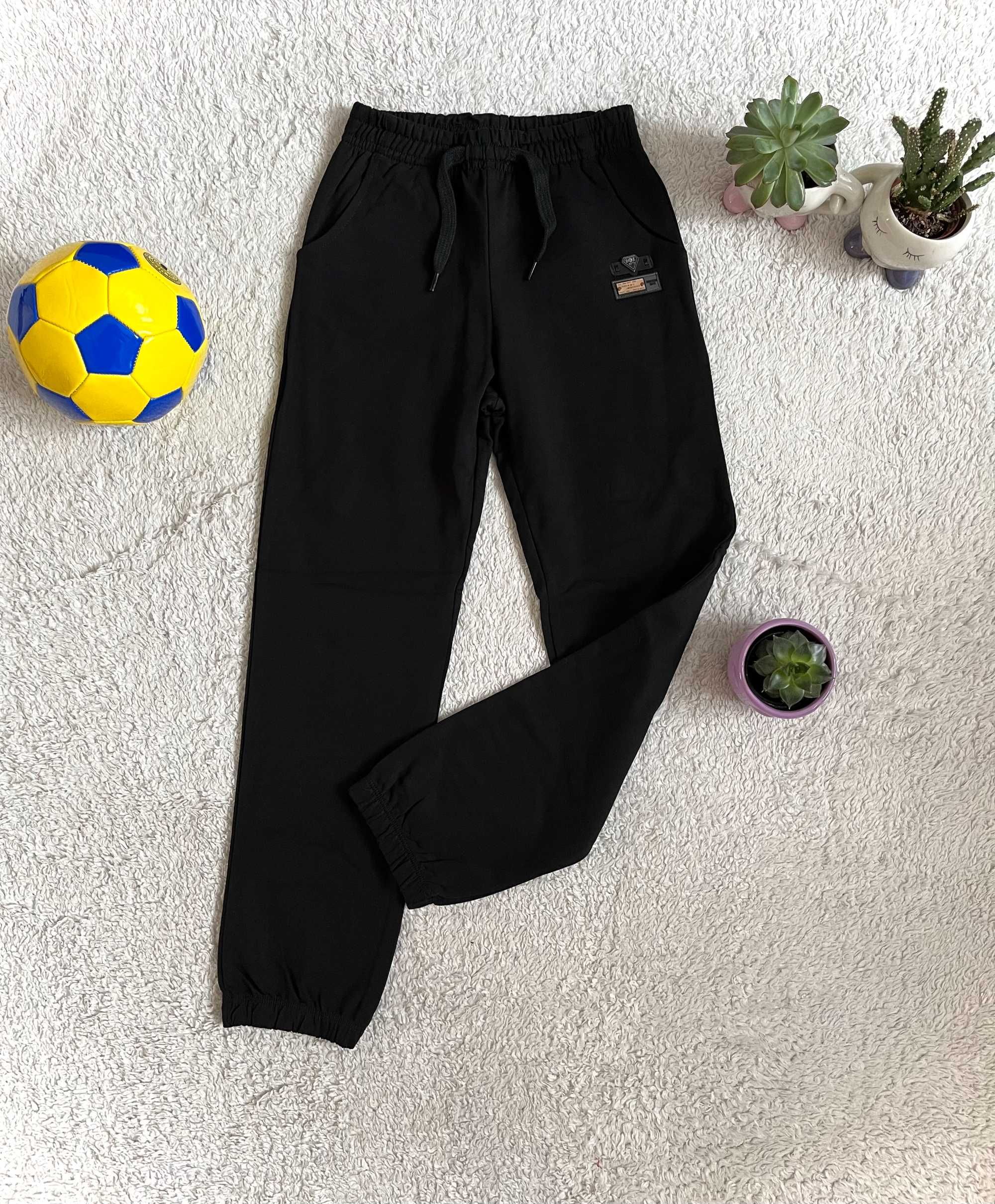 Czarne spodnie dresowe 116