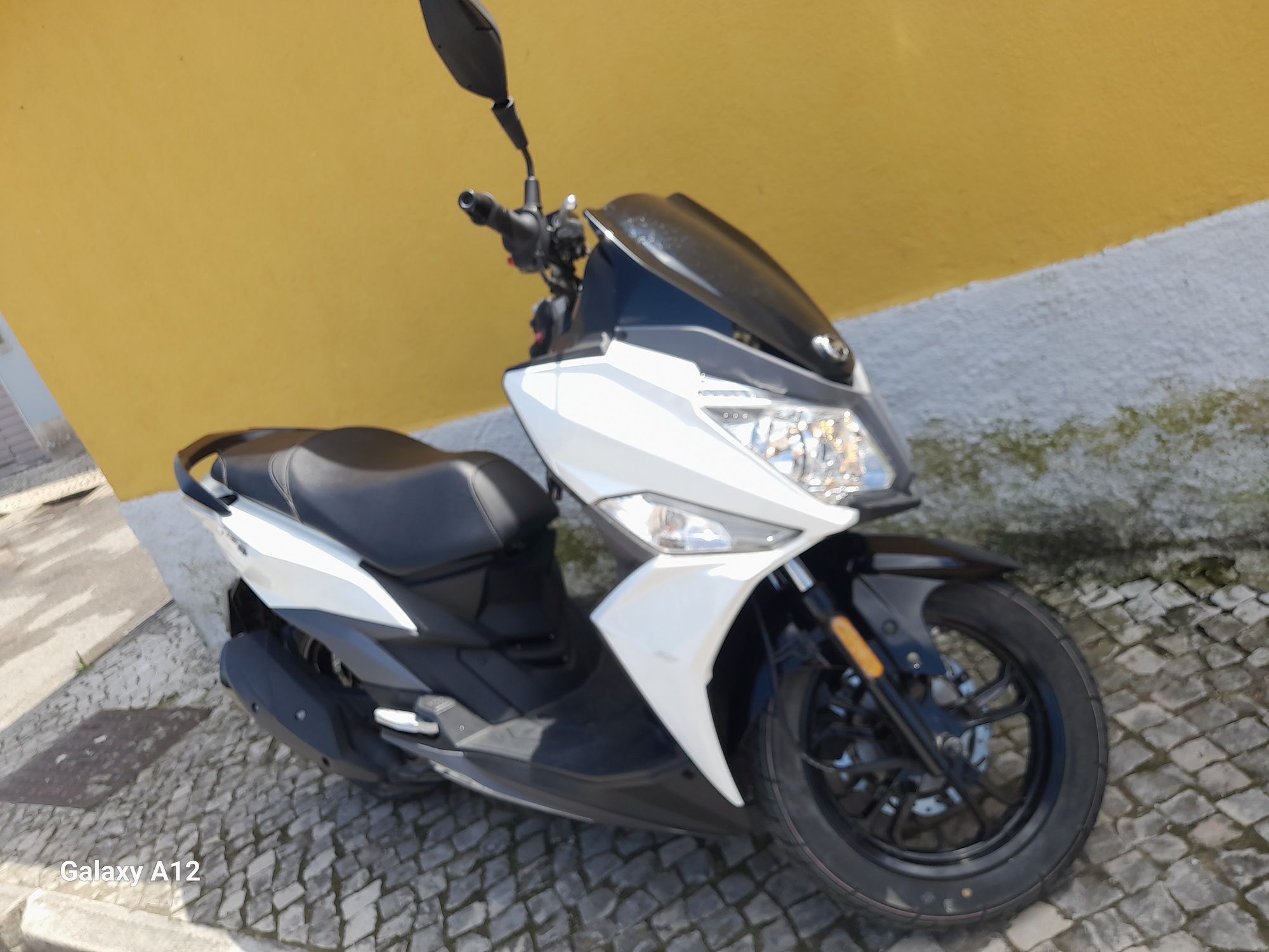 Vendo moto semi nova