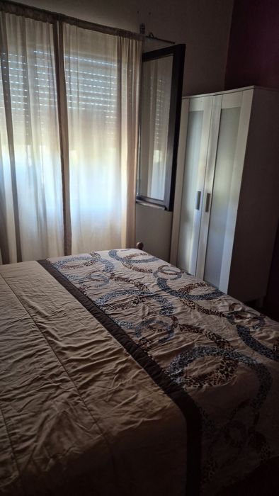 Alugo quarto com cama de casal para  sra. ou jovem solteira