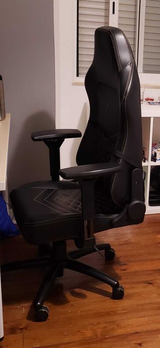 Cadeira Gamer Noblechairs Hero PU Leather Cor Preta com Dourado