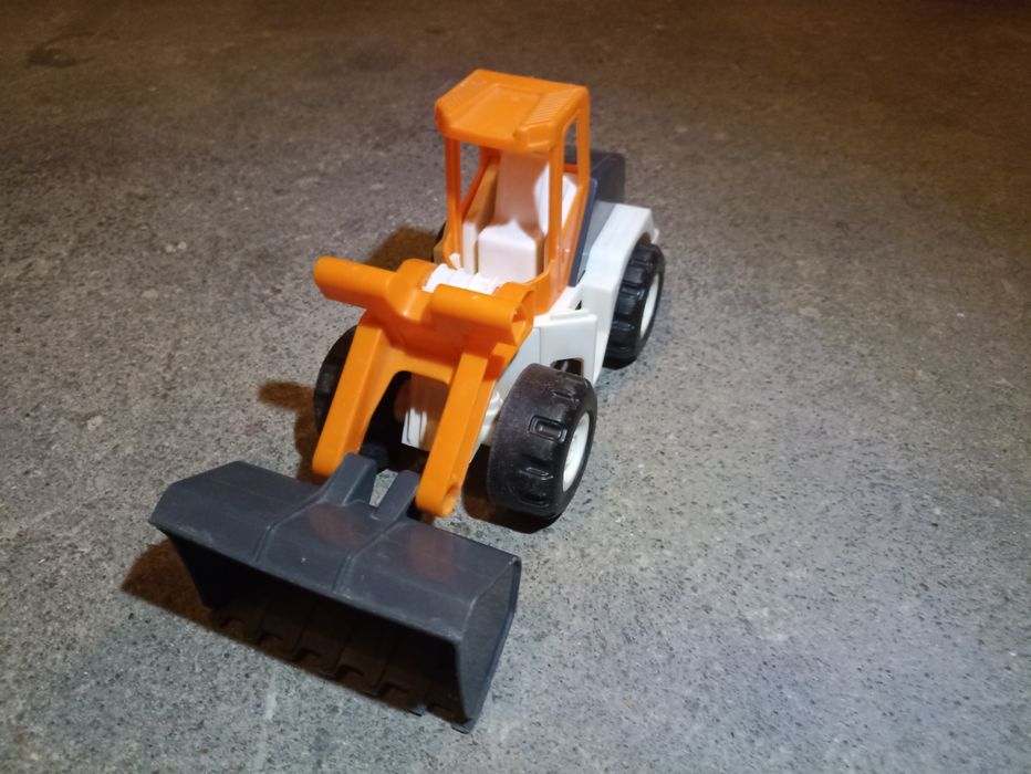 Zabawkowy spychacz ładowarka