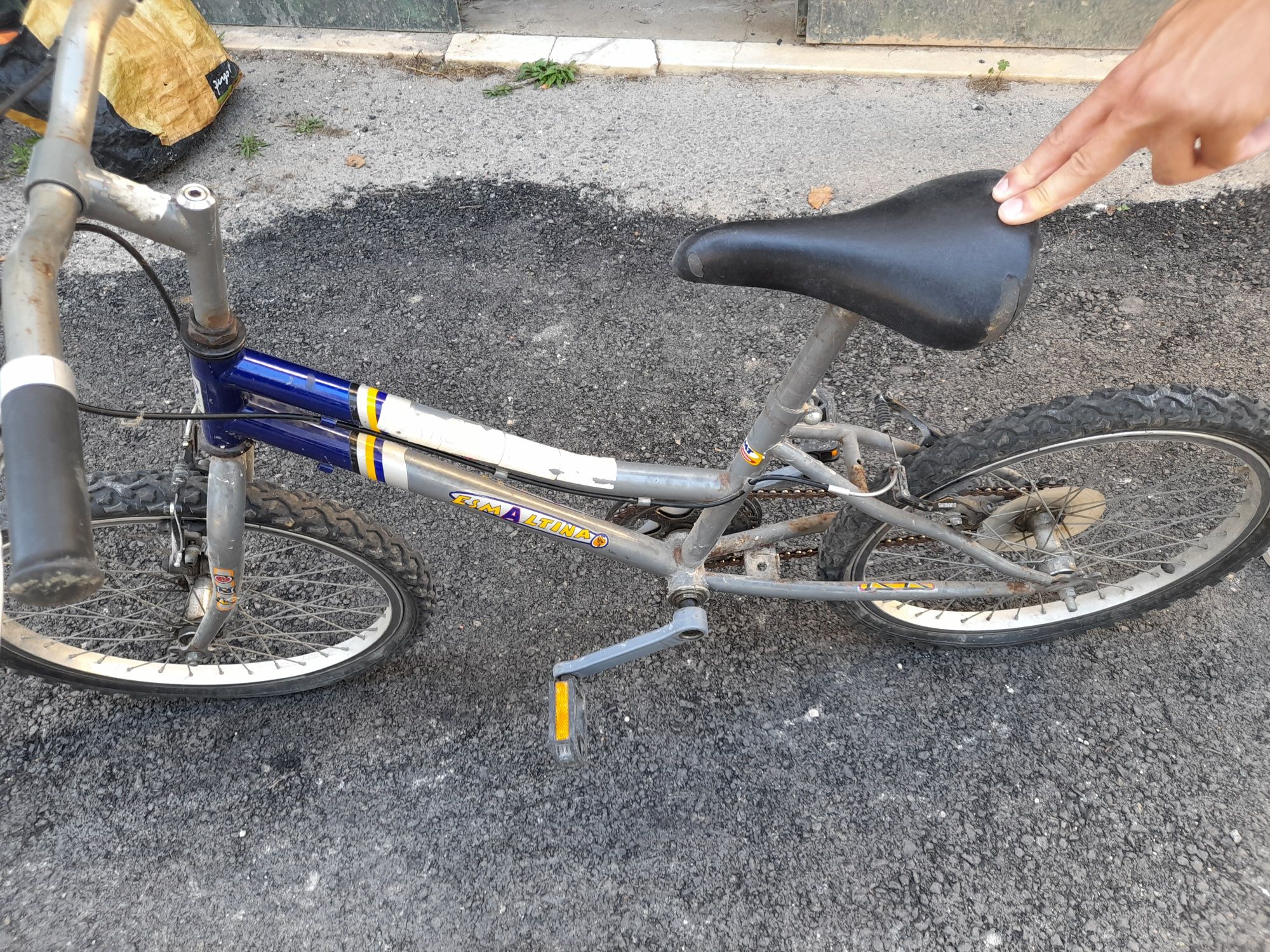 Bicicleta + capacete de criança