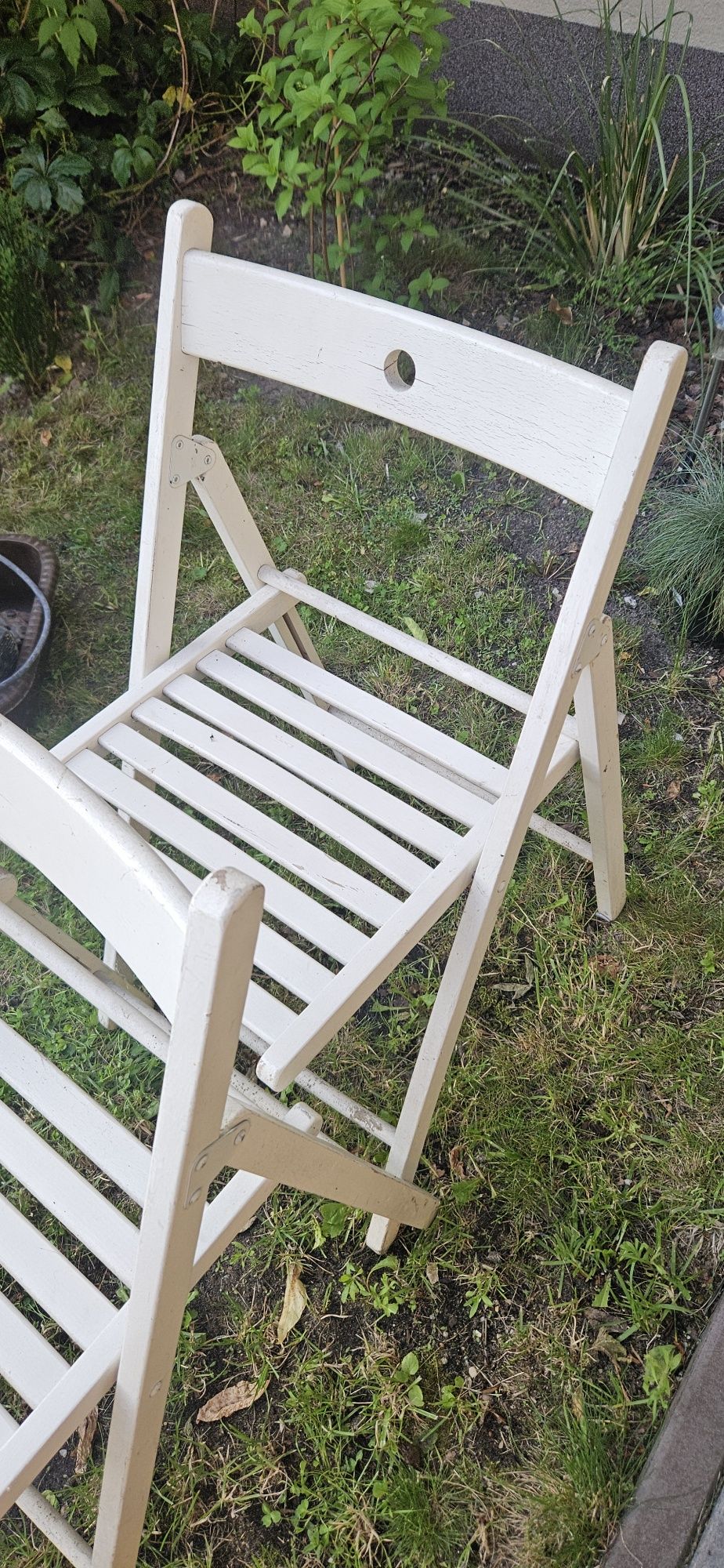 1 białe krzesło rozkładane ikea i taboret