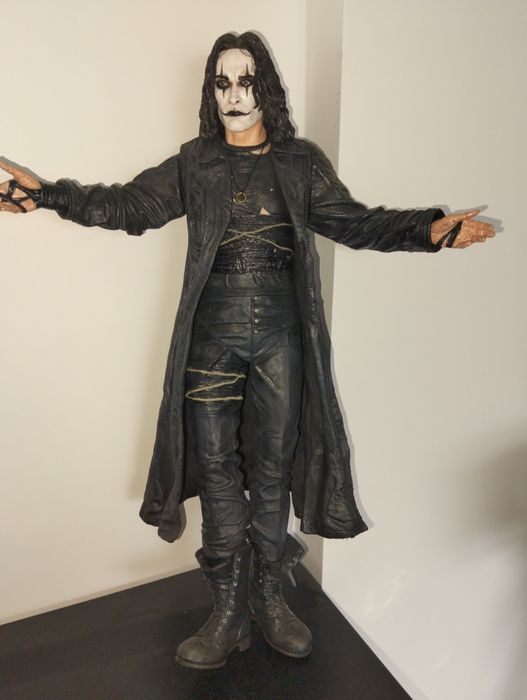 Action figure corvo