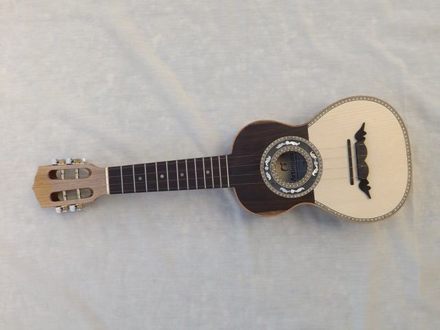 Cavaquinho de luxo de meio tampo