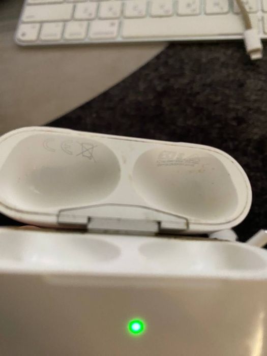 Airpods PRO 1 покоління, оригінал, проблема з правим навушником