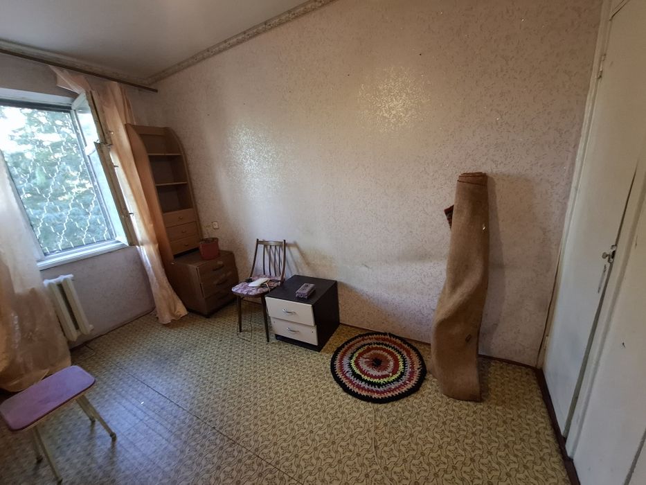 Продам двокімнатну квартиру в гарному місці, без ремонту.