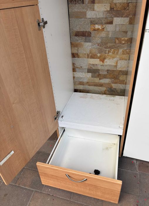 Lodówka zabudowana w szafce