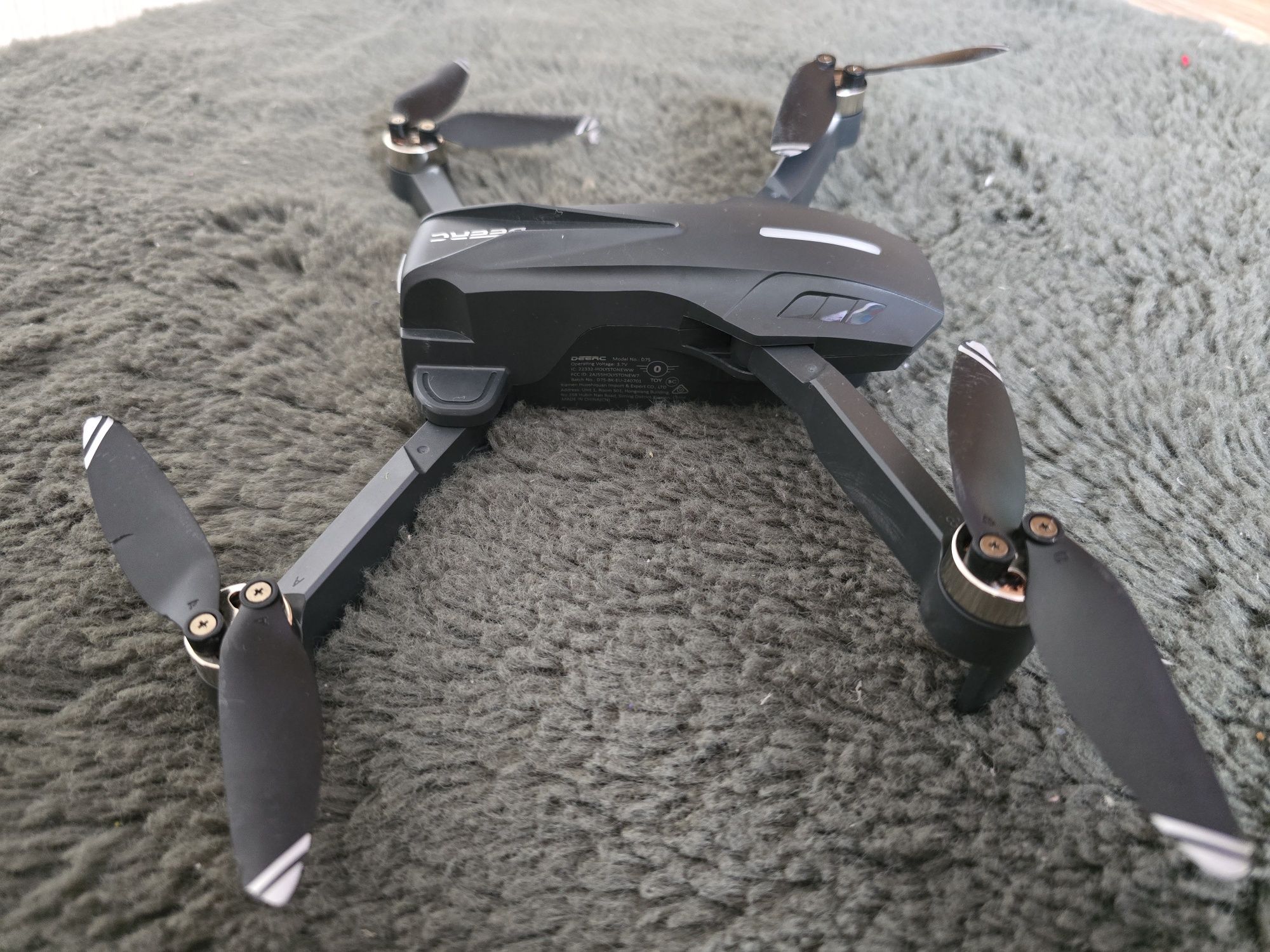 Dron DEERC d75 z kamerą HD 1080P 32min lot komplet