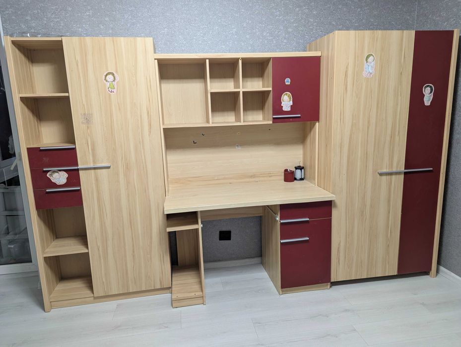 Продам набір меблів "Карі" в дитячу: 2 шафи, письмовий стіл.