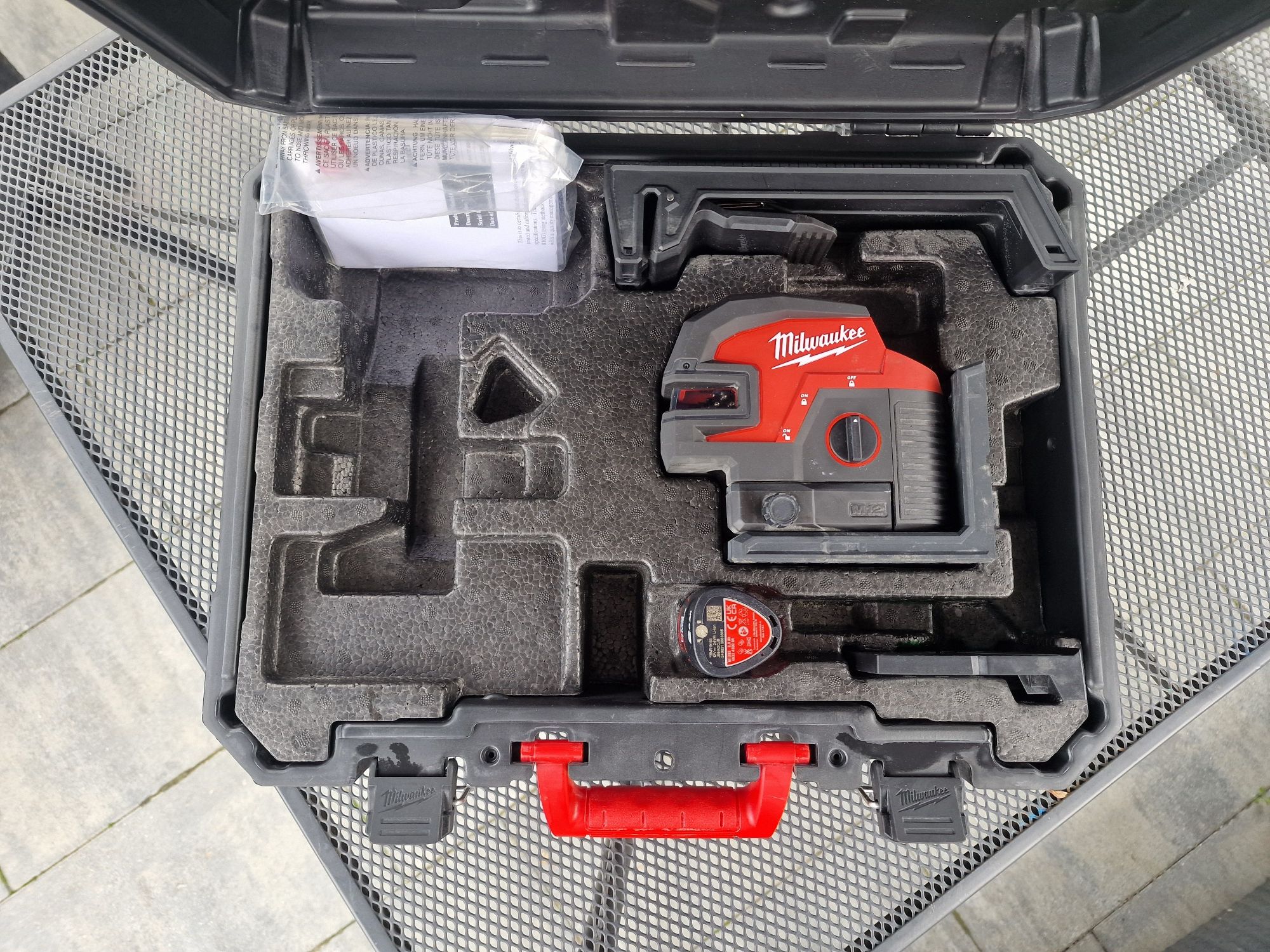 Laser krzyżowy Milwaukee M12 CLL4P zielony + aku 2Ah + pełny zestaw