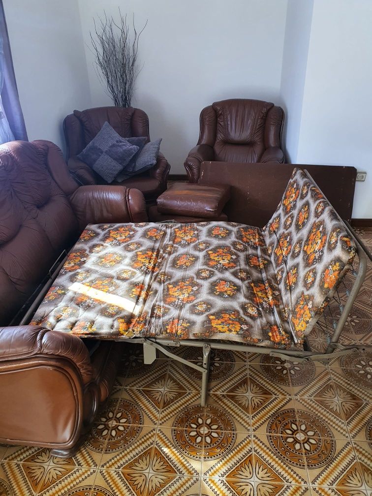 Sofá cama em pele
