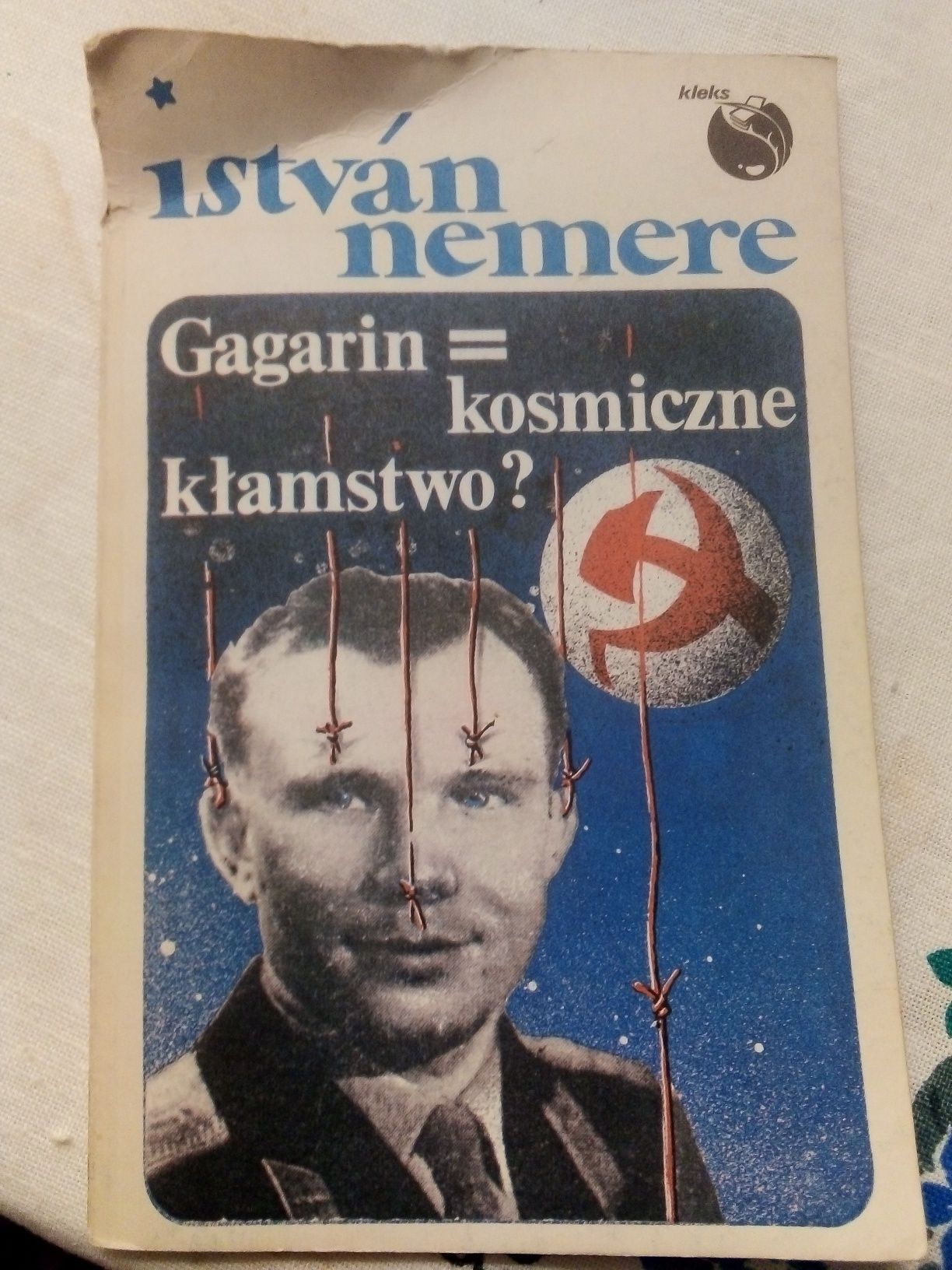 Gagarin = kosmiczne kłamstwo, István Nemere, węgierski pisarz.