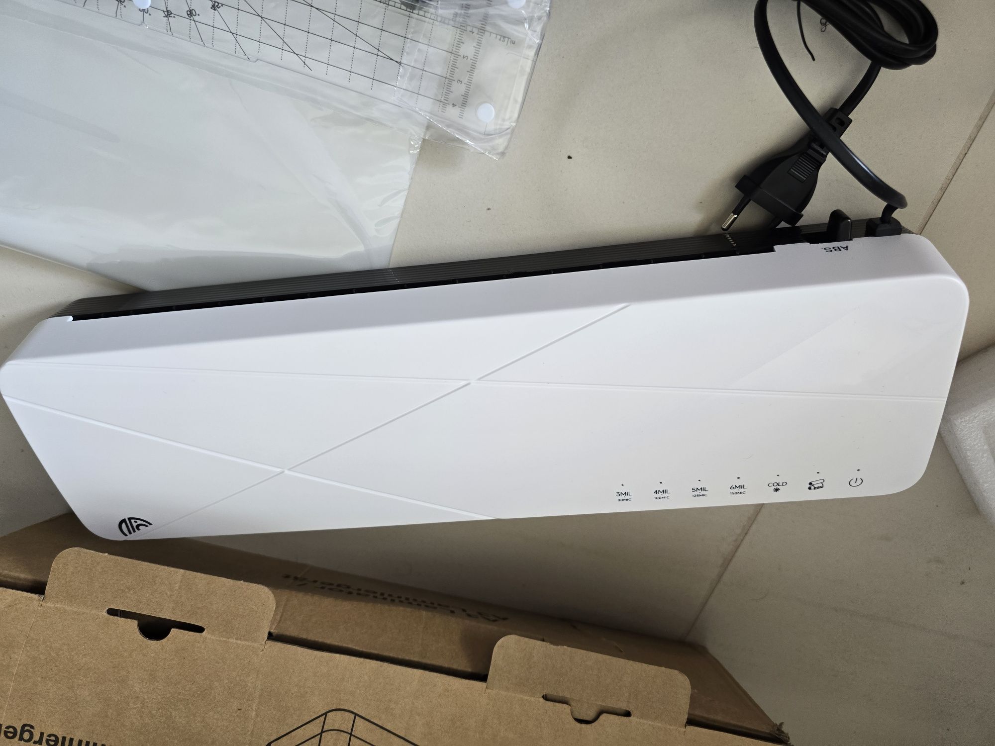 Biały laminator Nowy z wkładkami. Polecam!