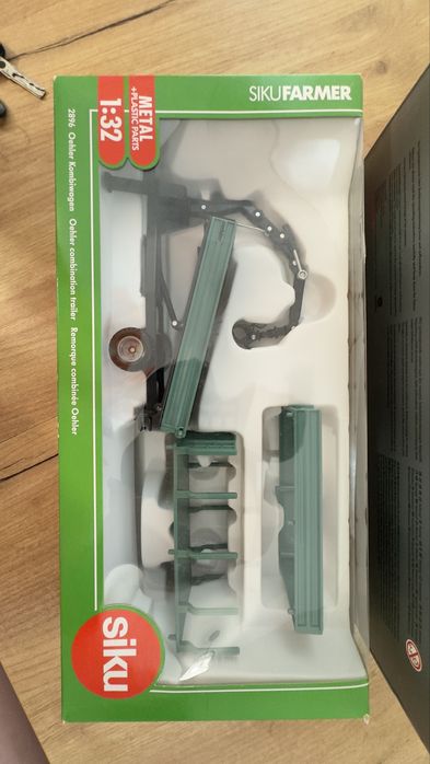 Traktor John Deere z przyczepa. Zdalnie sterowany, metalowy. Nowy