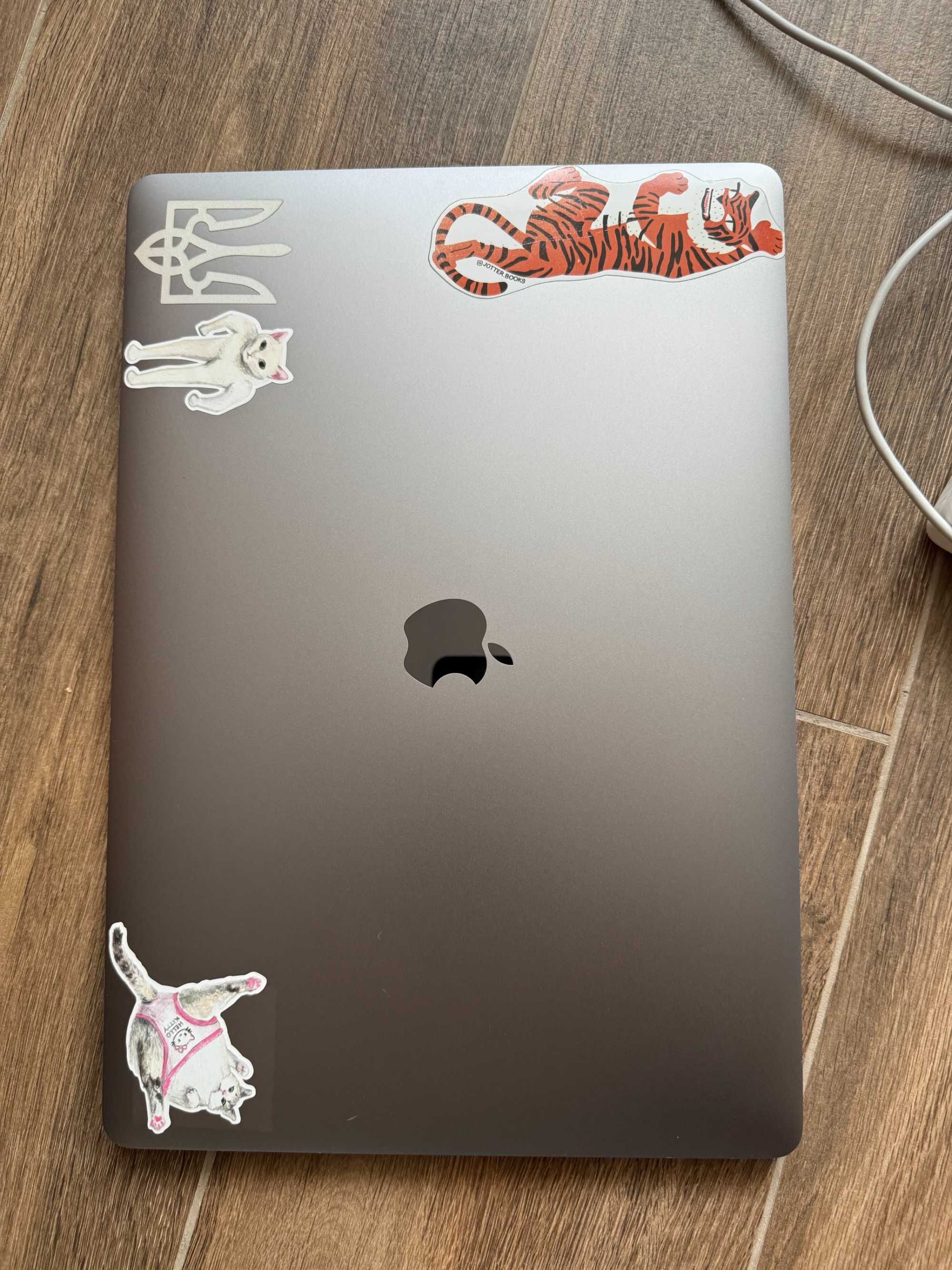 MacBook Pro 15” 2018 i7/16GB/256GB (Touch Bar)