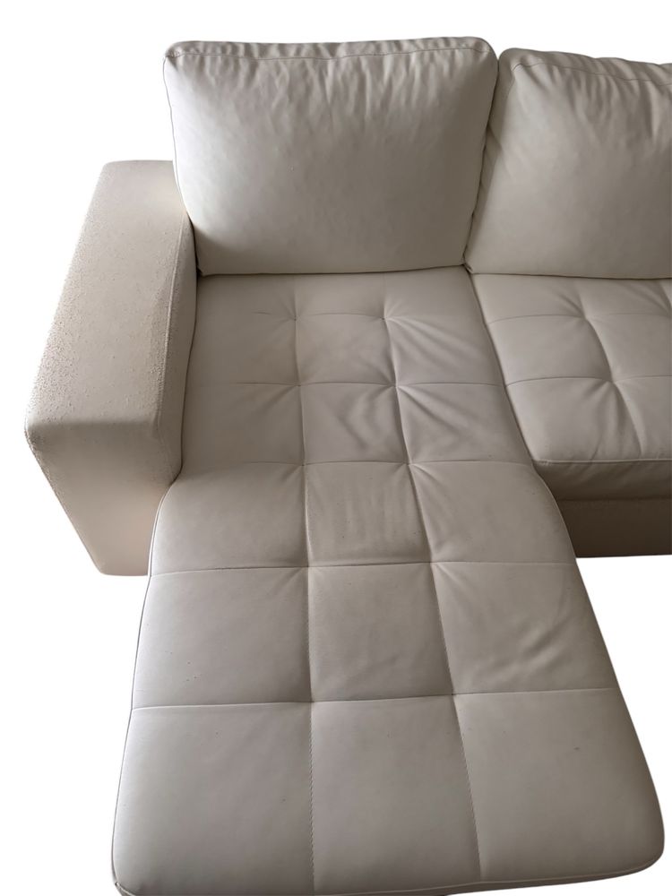 Sofá cama chaise long em pele branca