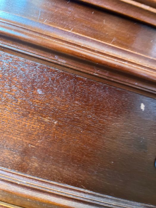 Cômoda Antiga com Espelho em Madeira Trabalhada e Tampo de Mármore