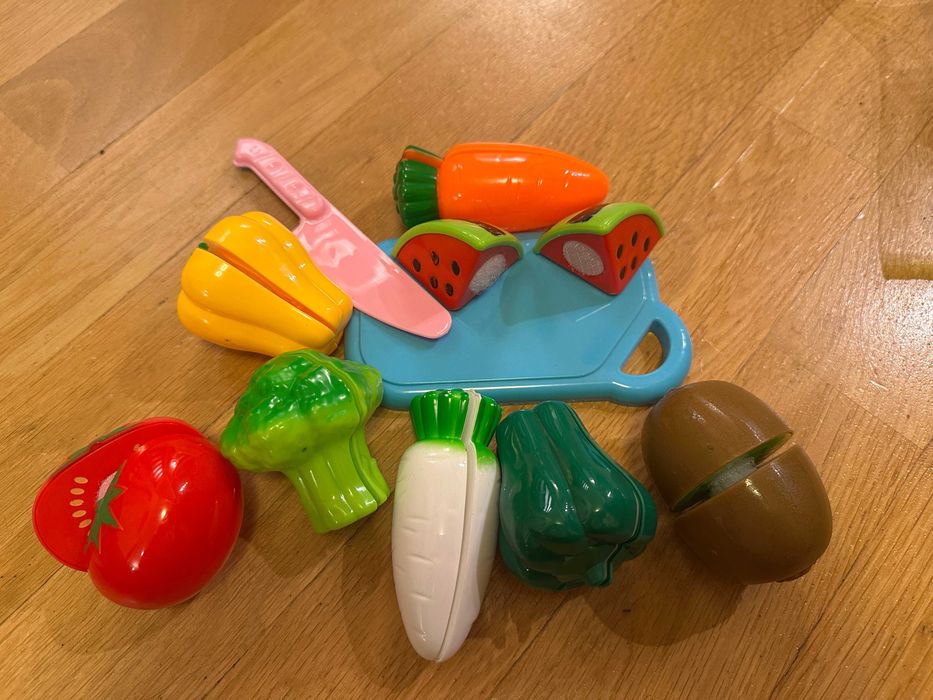 Zestaw plastikowych owoców do krojenia