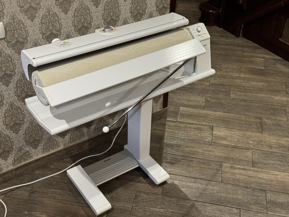 Miele 995D – професійний прасувальний каток.