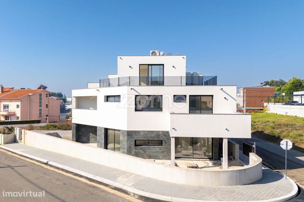 Magnífica Moradia T5 com Piscina, a 300m da Praia da Madalena