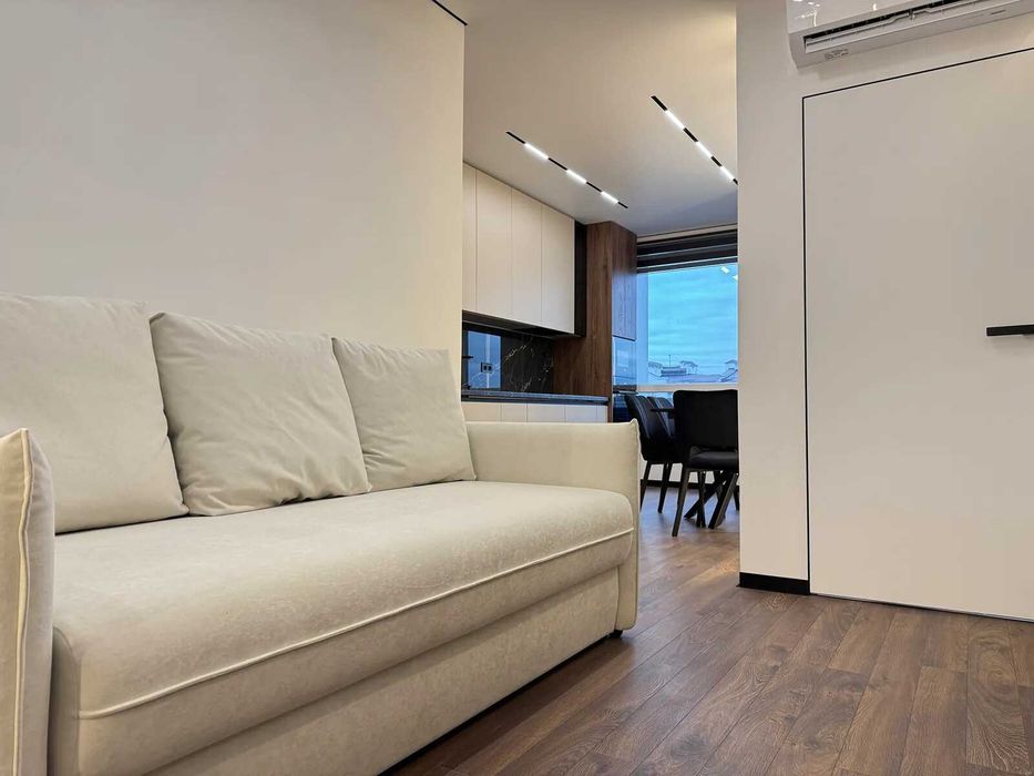 Сучасна двокімнатна в центрі