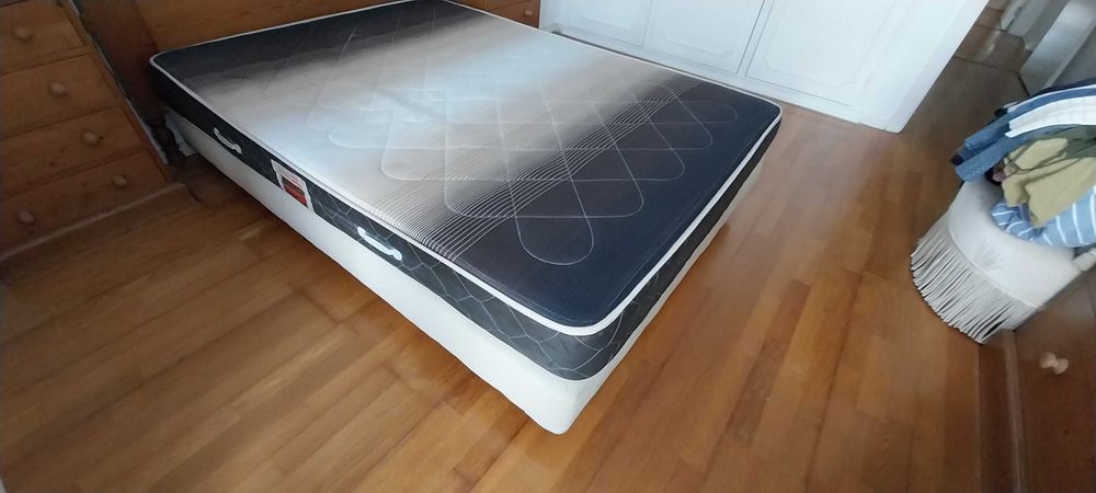 Sommier madeira revestido a tecido com pés + Colchão de molas