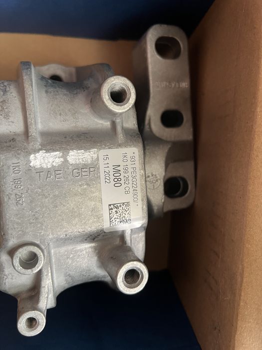 Подушка двигуна передн Прав/ліва LEMFORDER