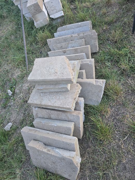 Pozostałości po budowie, bloczki silikatowe, krawężniki, palety