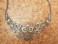 Colar dourado com detalhes