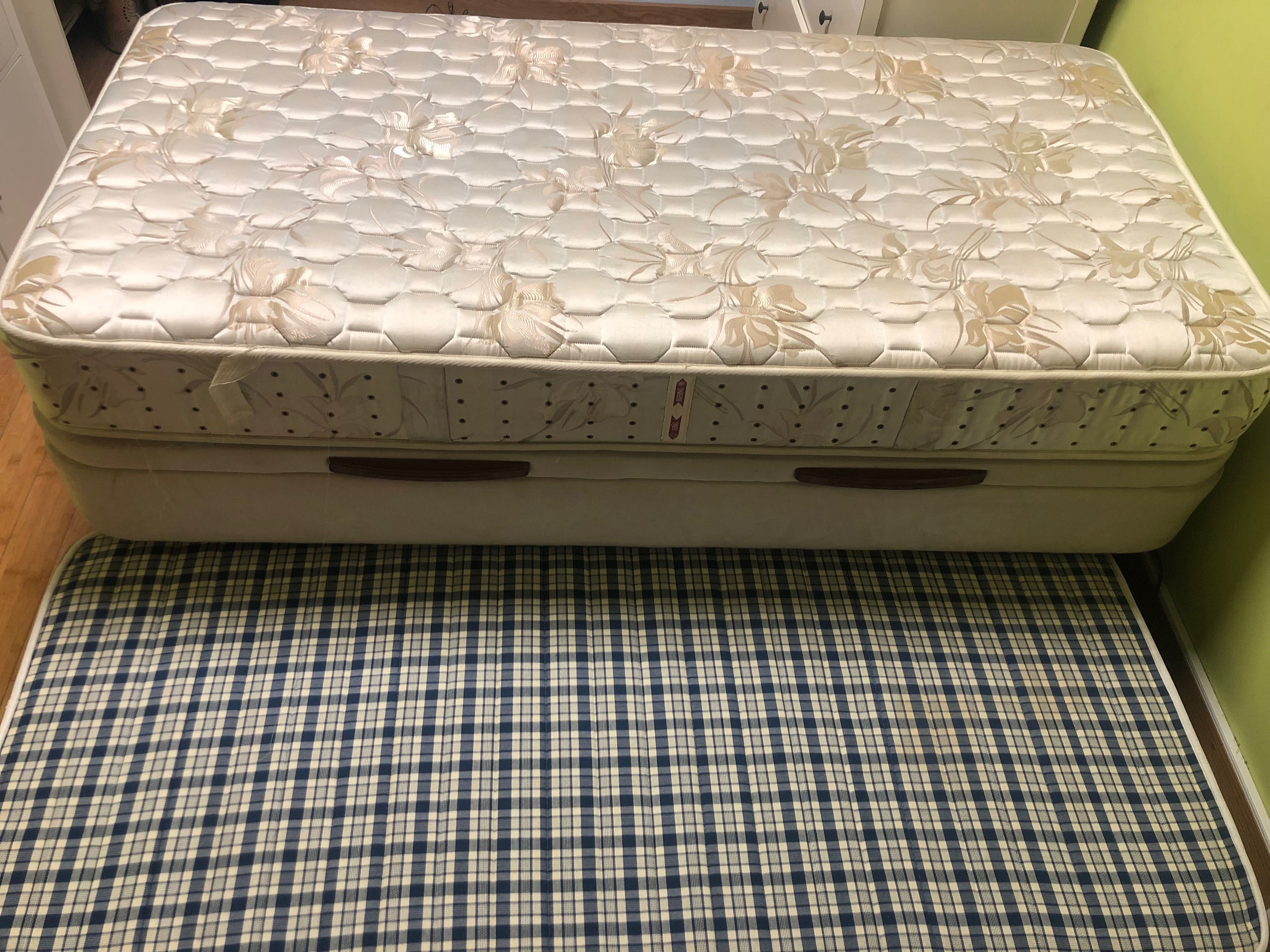 Cama de solteiro com arrumação
