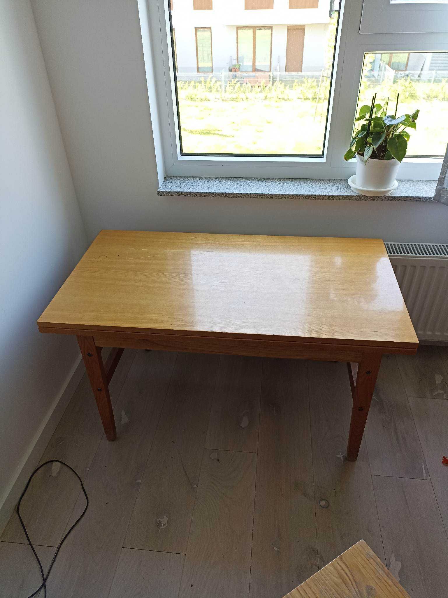 Drewniany rozkładany stół z czasów PRL