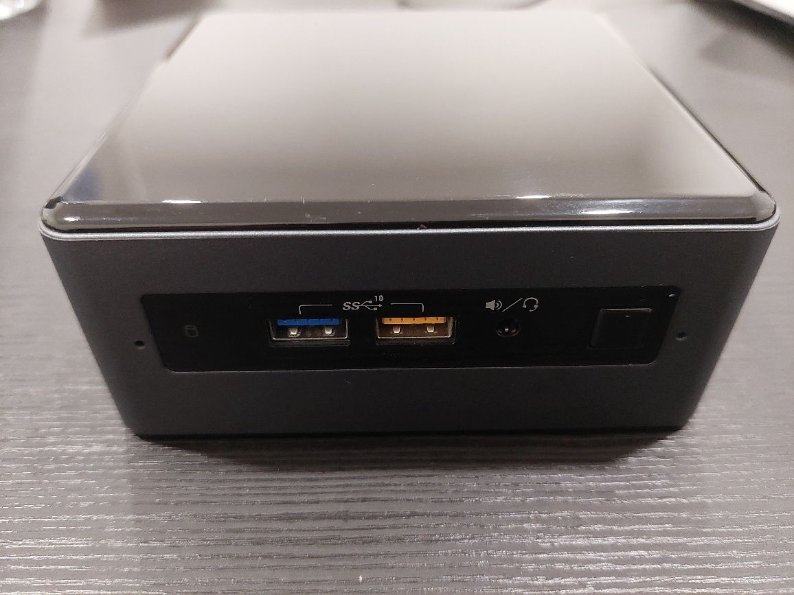 Mini PC Intel NUC8i5BEH tall