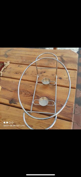 Metalowy podgrzewacz do dań na 2 świeczki.