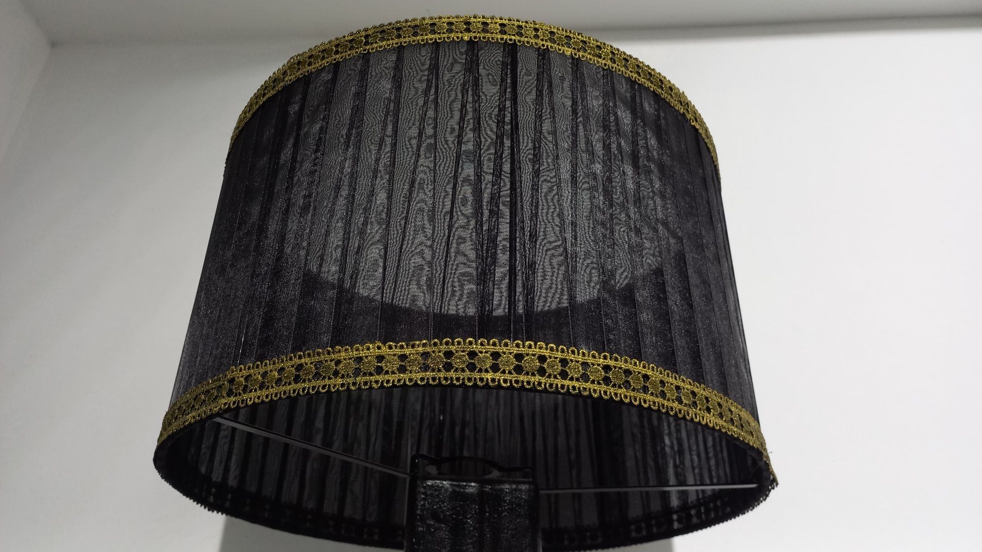 Abajour em tule com galão em dourado