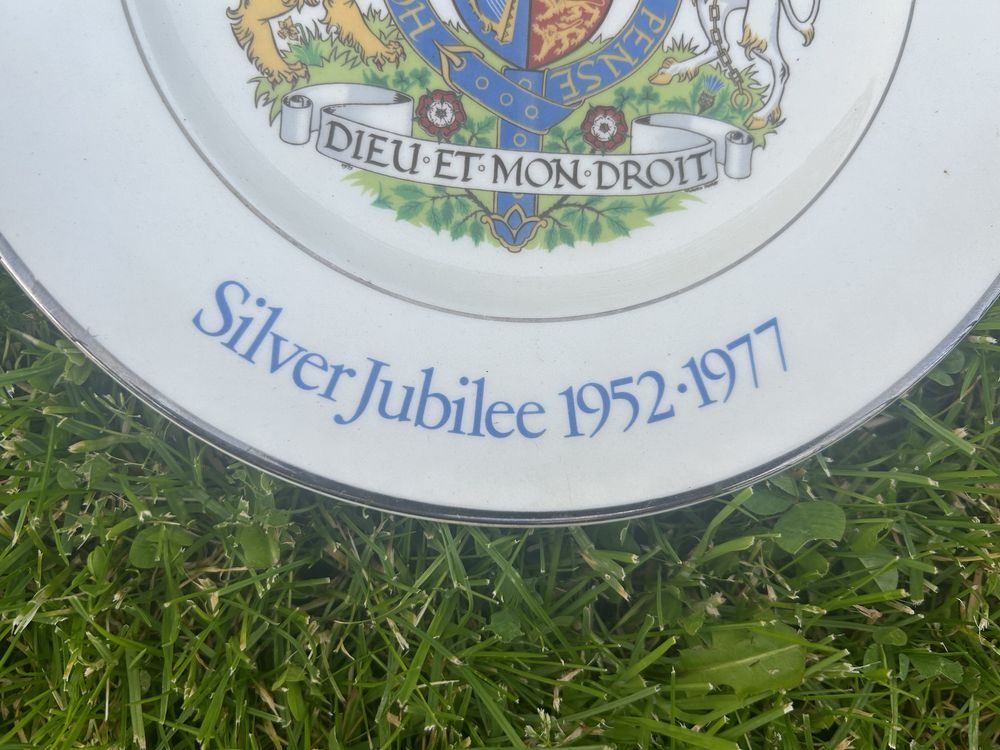 Królowa Elżbieta II Pride of Britain Srebrny jubileuszowy talerz bdb