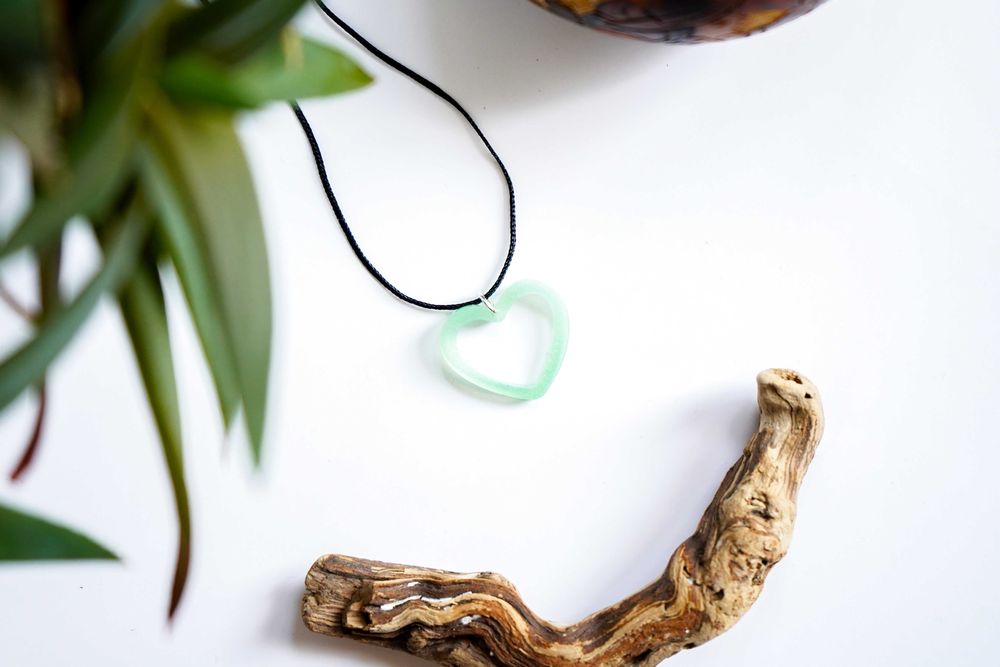 Zielony wisiorek serduszko świeci w ciemności i UV handmade 2,1x2,4cm