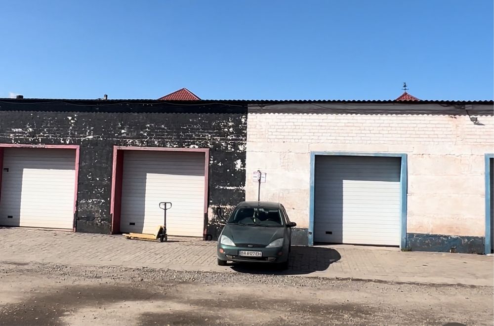 Продам автостоянку с боксам в центре города