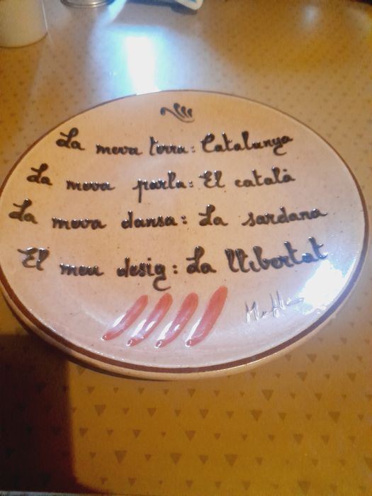 Prato pintado a mão  e assinado.