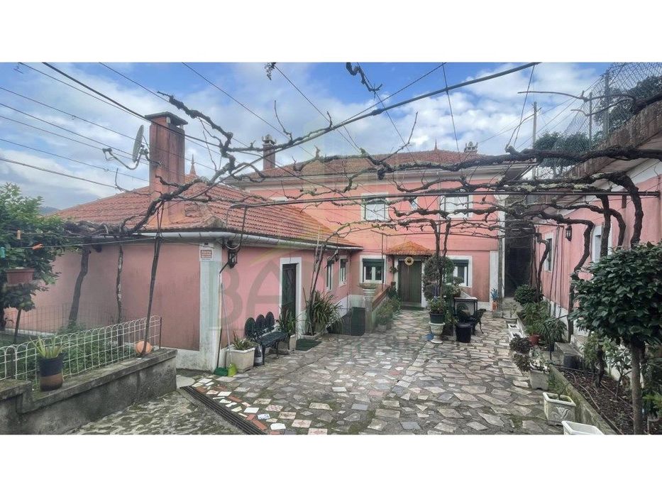 Moradia T6 e terreno com fruteiras