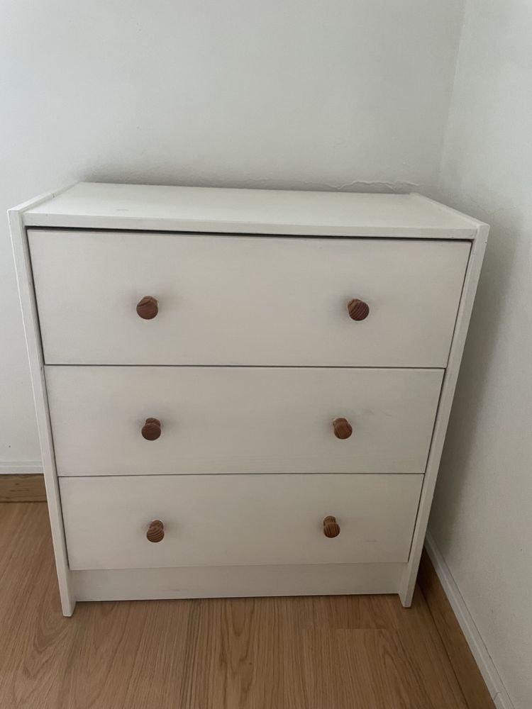 Cómoda pequena/ mesa de cabeceira