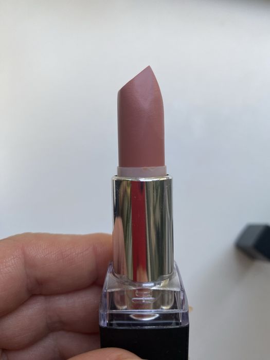 Помада губная матовая