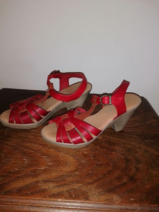 Sapatos de Senhora, com muito pouco uso, de pele, nr 36
