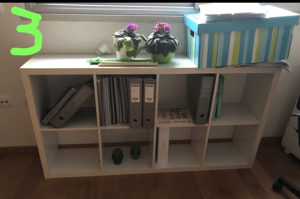 Estantes cor de rosa e brancas